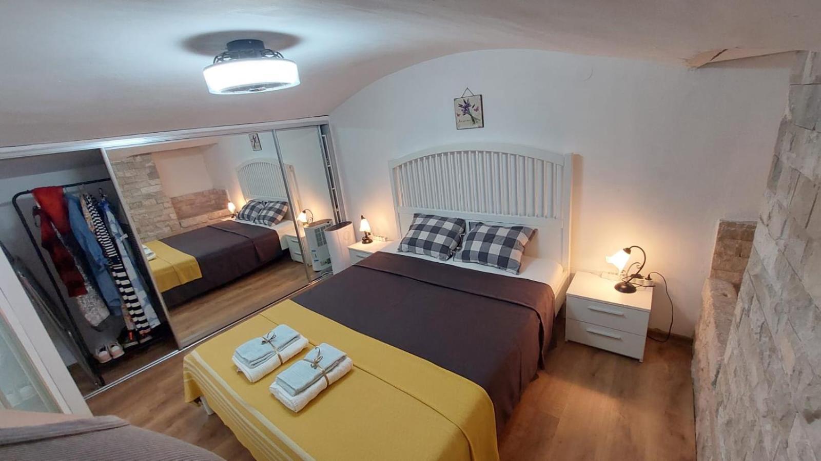 Old By The Sea, Jazz Apartment