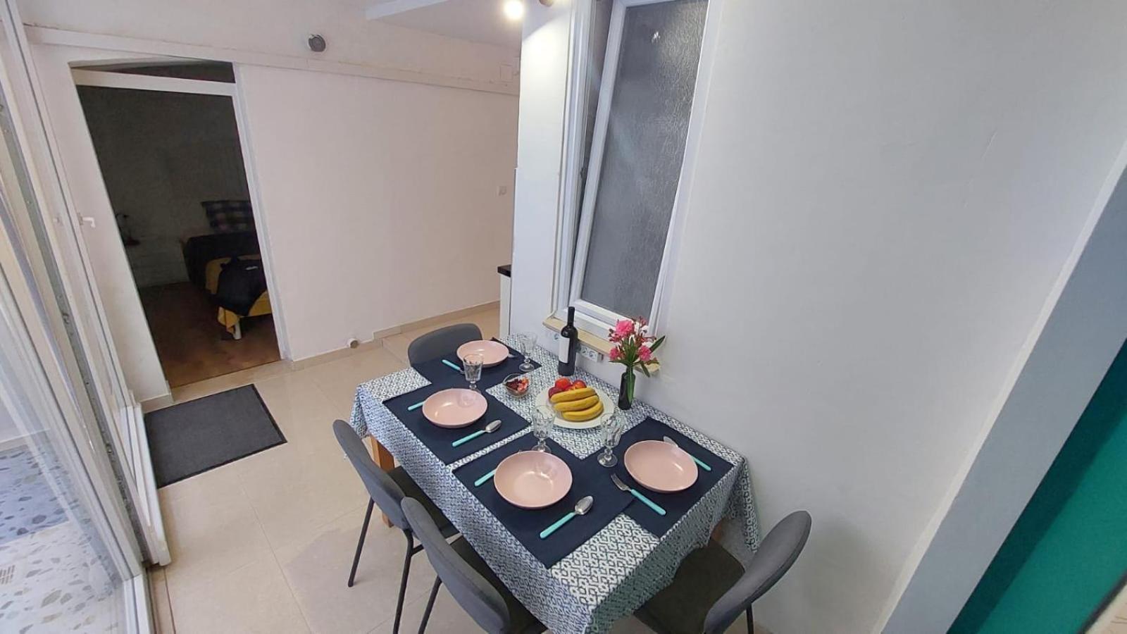 Old By The Sea, Jazz Apartment