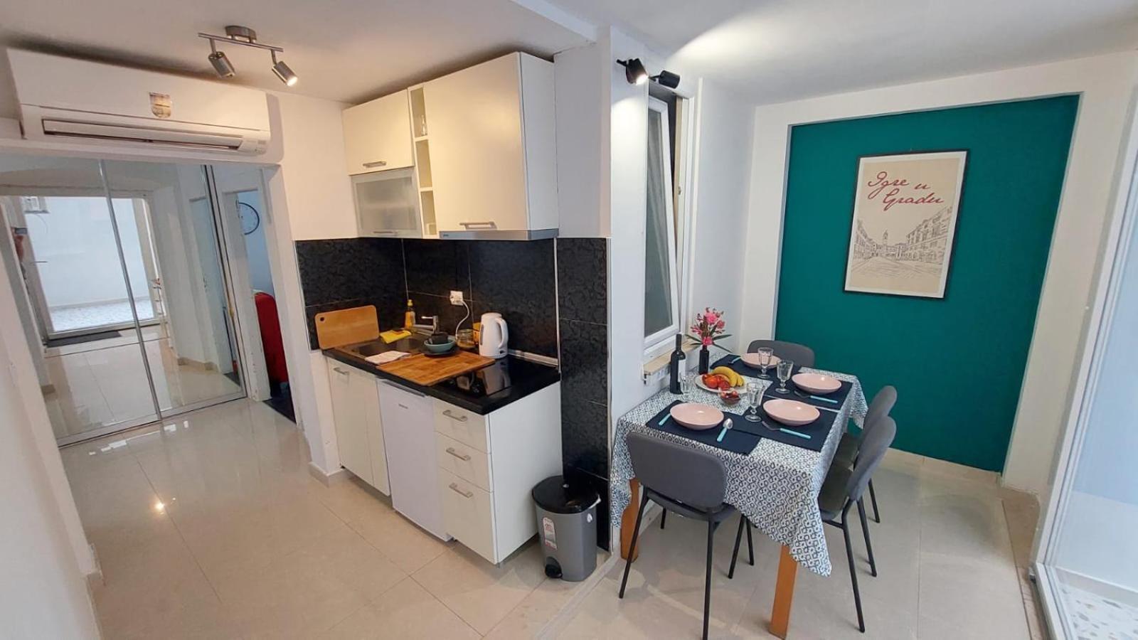 Old By The Sea, Jazz Apartment